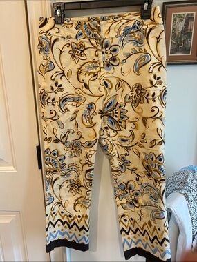Ankle Cropped Floral Print Pants in Cream and Blue